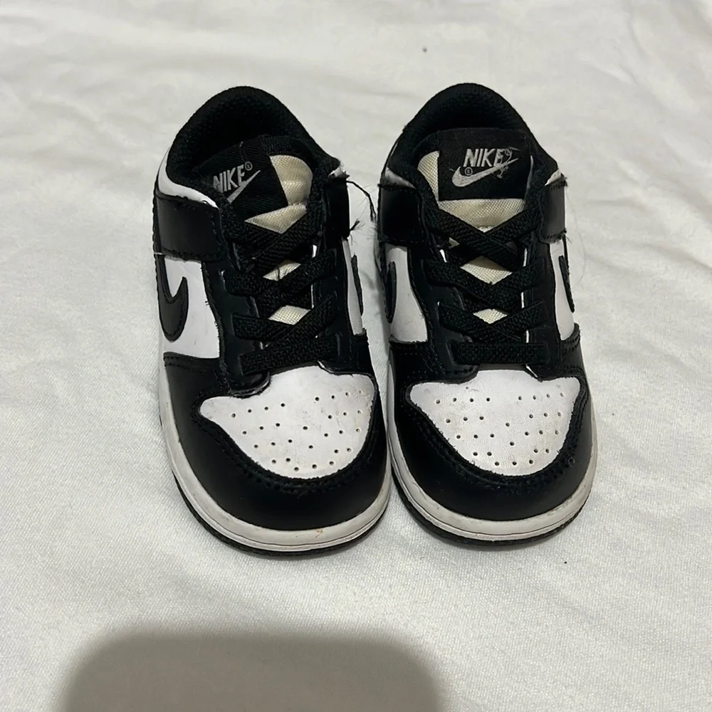 NIKE Dunk Low Panda Sneaker